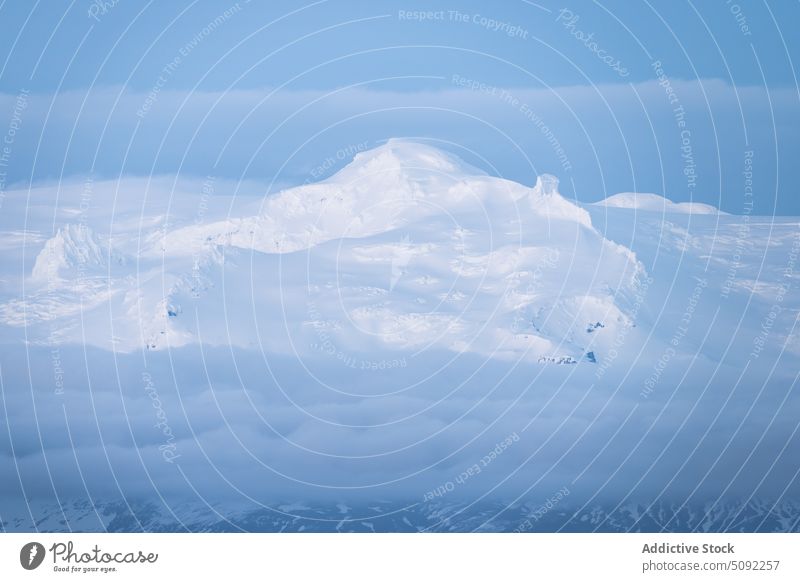 Verschneite Berge in Wolken im Winter Landschaft Schnee Himmel Gipfel Cloud Berge u. Gebirge Reittier Deckung kalt Kamm Ambitus Berghang atemberaubend malerisch