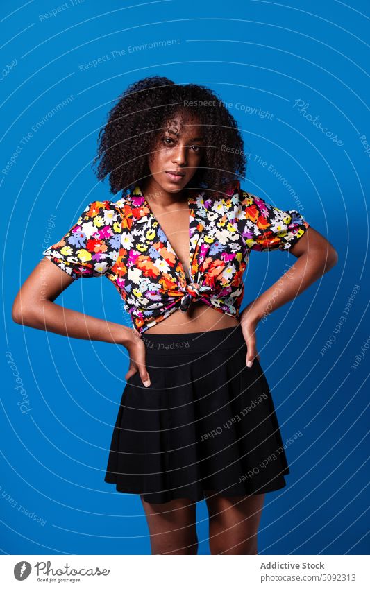 Junge afroamerikanische Frau schaut in die Kamera Stil Outfit Model Vorschein modern Individualität farbenfroh hell Porträt jung schwarz Afroamerikaner ethnisch