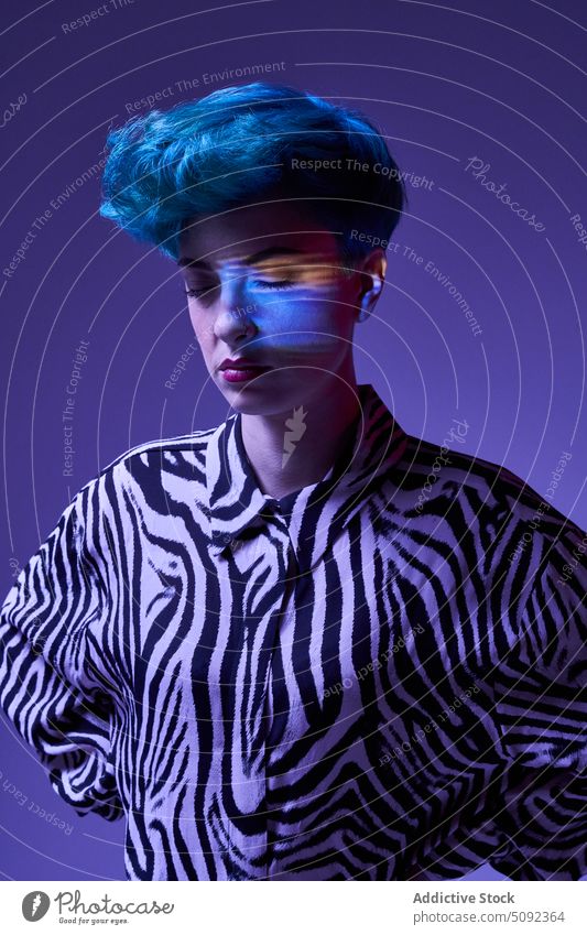 Stilvolle Frau mit Regenbogenstrahl im Gesicht Licht nachdenklich trendy ernst besinnlich neonfarbig blaue Haare Hipster farbenfroh Outfit hell Prisma jung