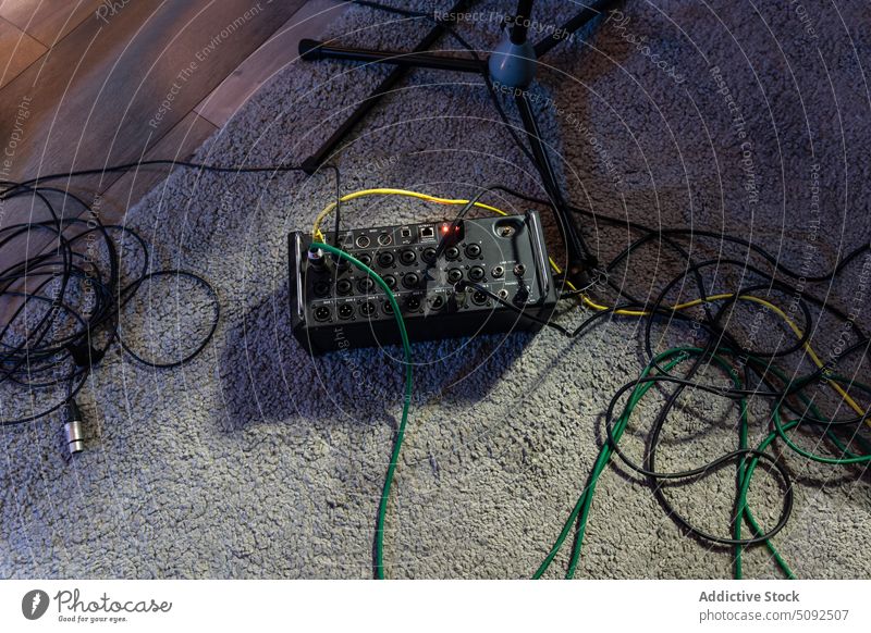Digitale Ausrüstung eines Musikaufnahmestudios digital Gerät Atelier Anschluss Verstärker elektronisch Draht Klang Audio Stock Teppich Kontrolle Aufzeichnen