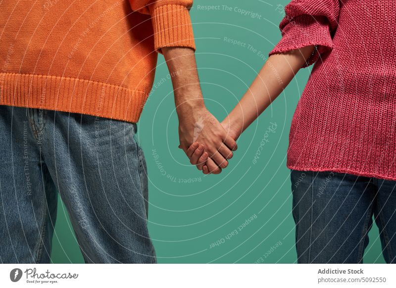Anonyme nicht-binäre Menschen halten Hände Model Händchenhalten nicht binär Stil Zusammensein farbenfroh Vorschein hell lgbt genderqueer androgyn Individualität