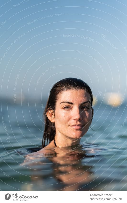 Frau beim Eintauchen ins Meerwasser im Sommer untertauchen MEER Wasser aqua schwimmen Windstille Erholung Urlaub nasses Haar Umwelt Resort Freizeit Vergnügen