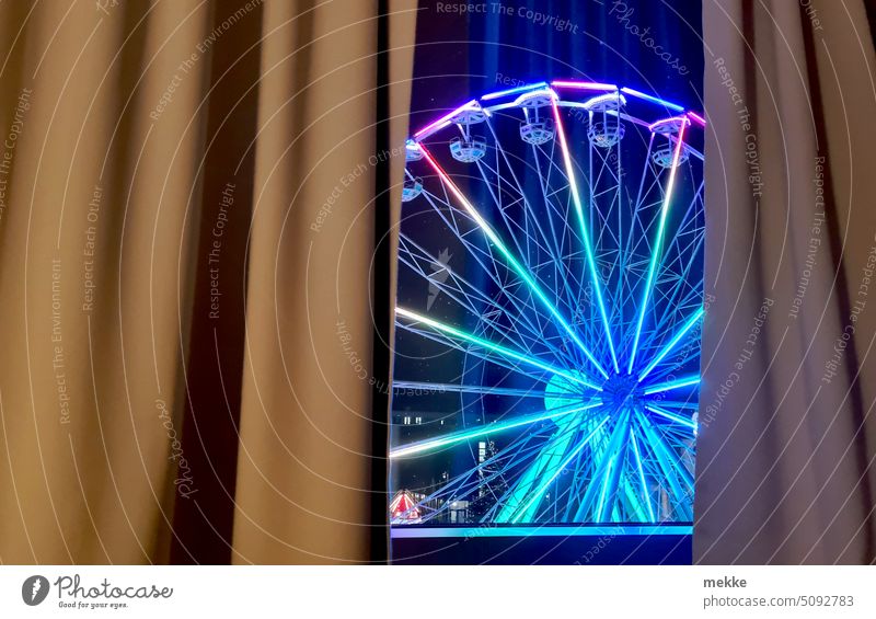 Verschleiert | Vorhang auf für eine Runde Riesenrad Jahrmarkt Nacht Licht Freude dunkel mehrfarbig Fahrgeschäfte Feste & Feiern drehen Attraktion groß