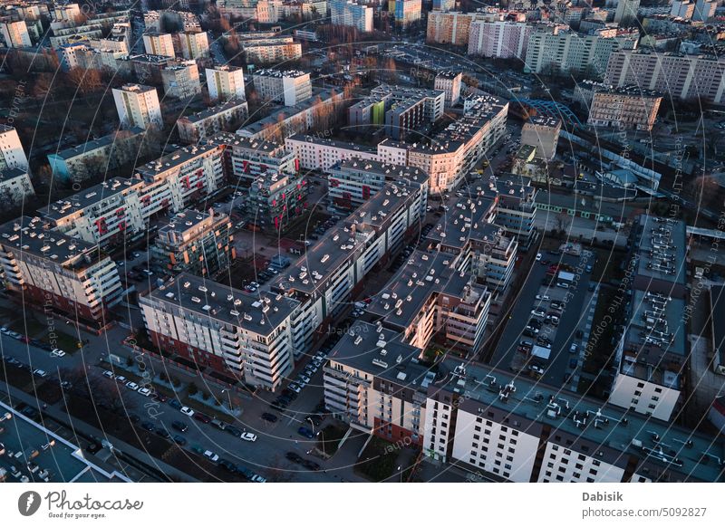 Luftaufnahme eines modernen Wohnkomplexes in einer europäischen Stadt wohnbedingt Gebäude Appartement Architektur lebend Entwicklung Gemeinschaft Hof oben