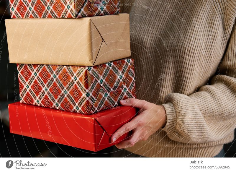 Frau hält Stapel von Geschenken in Geschenkbox präsentieren Beteiligung Kasten Haufen Überraschung Feiertage Glück Hintergrund Weihnachten Neujahr festlich