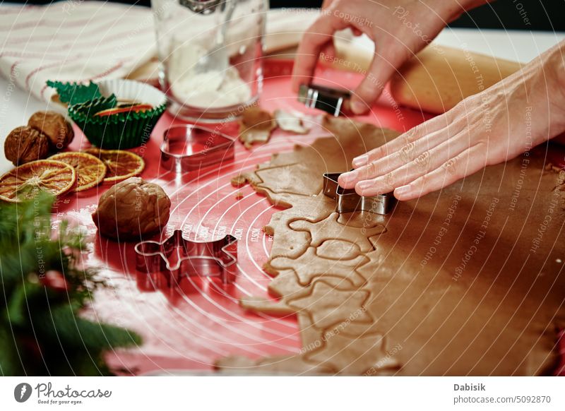 Prozess der Herstellung von Lebkuchengebäck zu Hause durch eine Frau Cookies Essen zubereiten Kutter Teigwaren Küche selbstgemacht Weihnachten kulinarisch