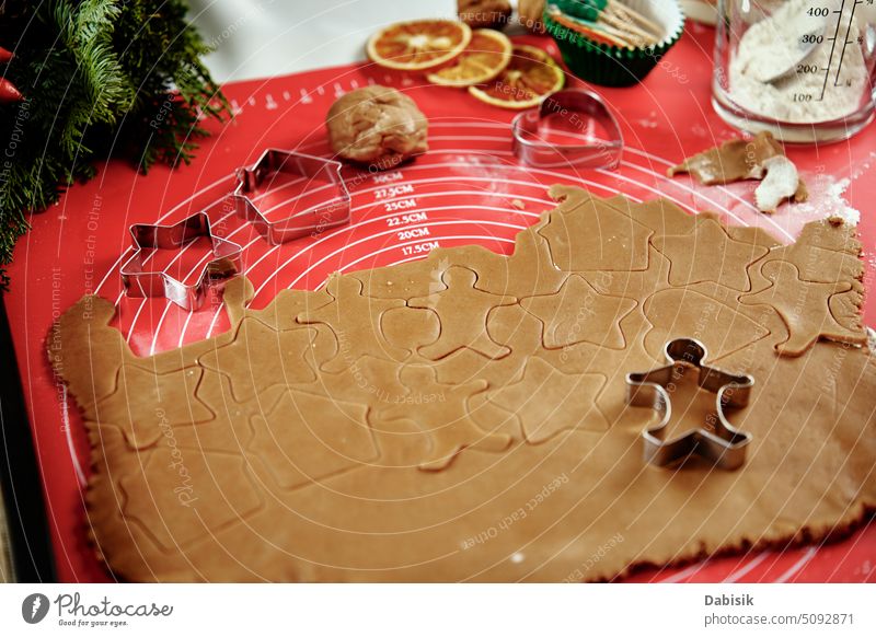 Rohteig für Lebkuchenplätzchen Teigwaren Ingwer Cookies Kutter Essen zubereiten Lebensmittel Feiertag kulinarisch Form Mann Hintergrund Weihnachten traditionell