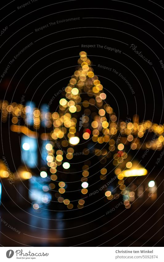 Weihnachtsstimmung Weihnachtsbaum Baumschmuck Vorfreude Weihnachtsdekoration glänzen Glanz Tradition Weihnachtsbeleuchtung Stadt leuchten Weihnachten Unschärfe