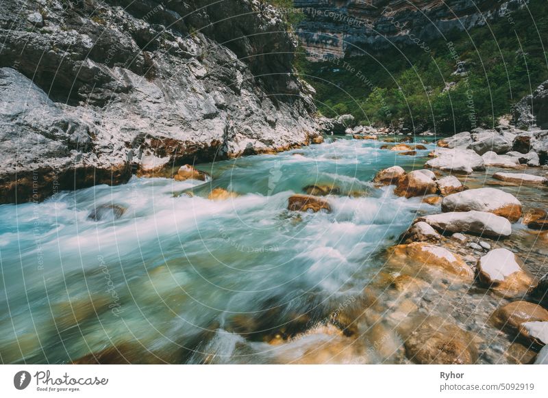 Gebirgsfluss. Landschaftliche Ansicht des Flusses Verdon in Frankreich Felsen schäumen Wasser im Freien Berge u. Gebirge niemand winken Fließendes Wasser Stein