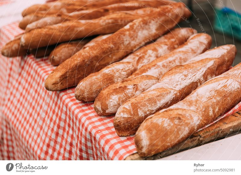 Rustikales hausgemachtes frisch gebackenes Brot Laib Laibe liegt auf dem Tisch braun traditionell Snack altehrwürdig Europa viele weiß selbstgebackenes Brot