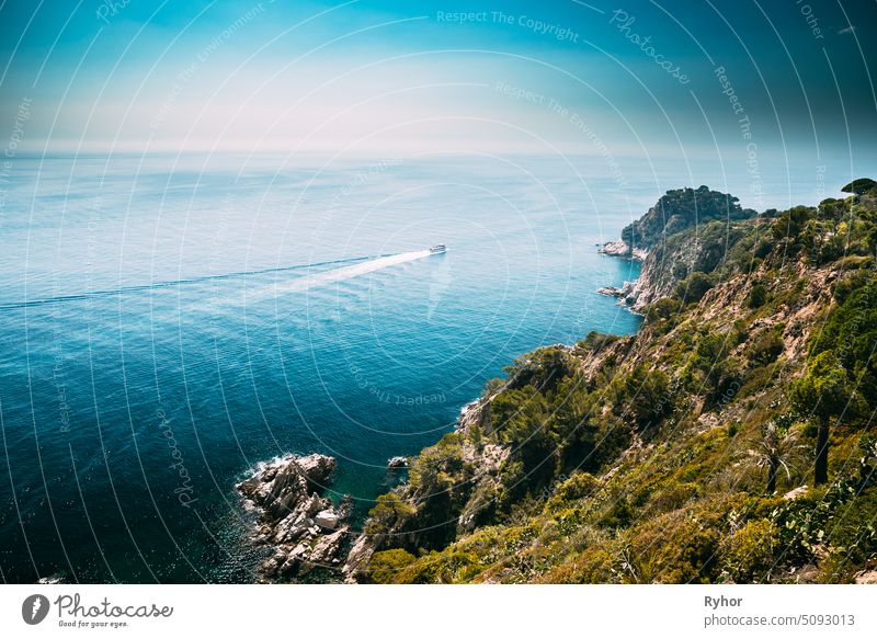 Tossa De Mar, Girona, Spanien. Vergnügen Touristisches Boot schwimmend auf Balearischem Meer. Frühling spanische Natur mit Sommer felsige Landschaft und Meereslandschaft
