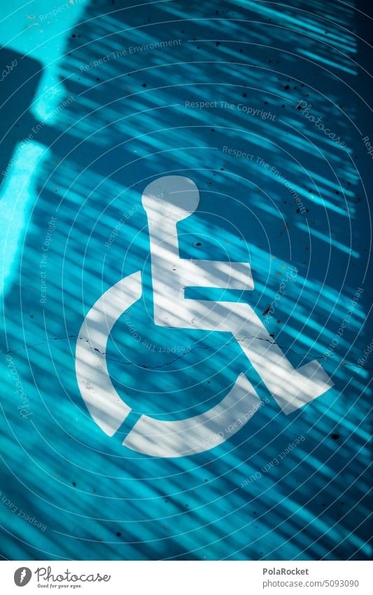 #A0# behindertengerecht Behindertengerecht Rollstuhl Schilder & Markierungen Außenaufnahme Parkplatz Hilfsbereitschaft Mobilität Piktogramm barrierefrei Zeichen