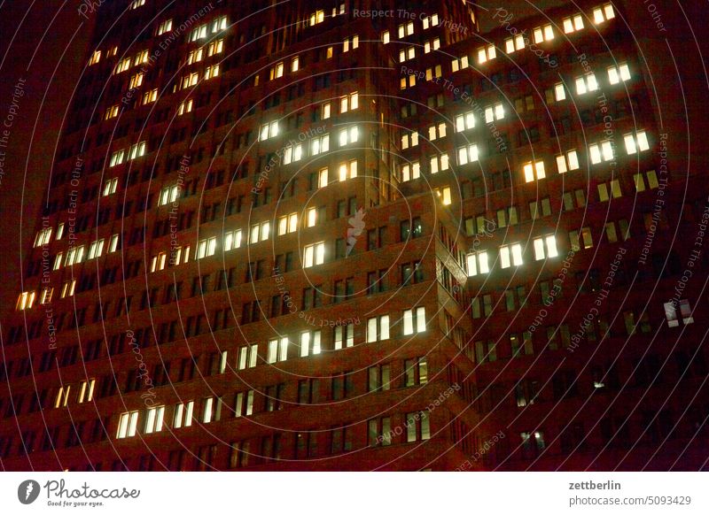 Potsdamer Platz 1 abend architektur berlin büro city deutschland dunkel dämmerung fassade fenster kollhoff froschperspektive gebäude hauptstadt haus himmel