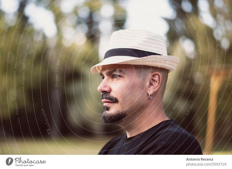 Mann mit Glatze und Hut an einem Frühlingstag kahl Kaukasier Kinnbart Piercing lateinamerikanisch Spanisch eine Person Außenseite Lifestyle Menschen Erwachsener