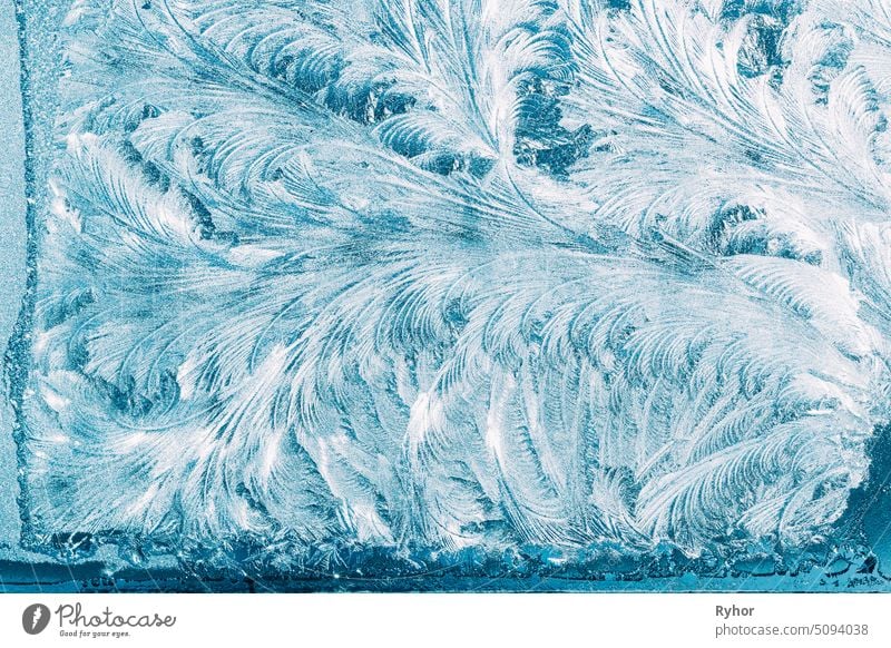 Blue Frosty Glass Ice Background, Natural Beautiful Snowflakes Frost Ice Pattern. Winter Weihnachten Weihnachten abstrakte Kulisse, Hintergrund oder Textur
