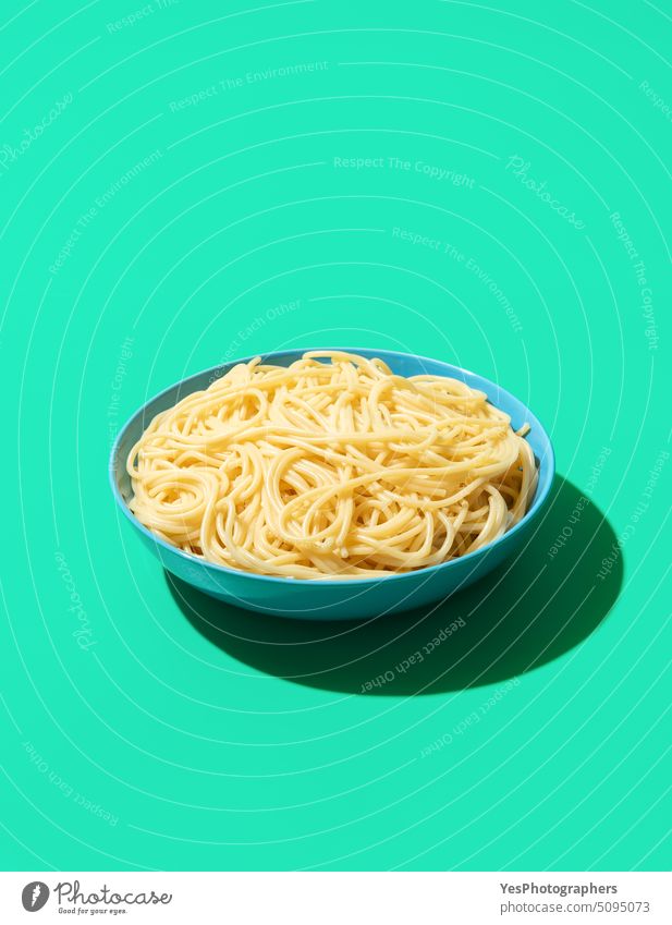 Spaghetti-Schüssel isoliert auf grünem Hintergrund blau gekocht Schalen & Schüsseln hell Kohlenhydrate Nahaufnahme Farbe Essen zubereiten Textfreiraum kreativ