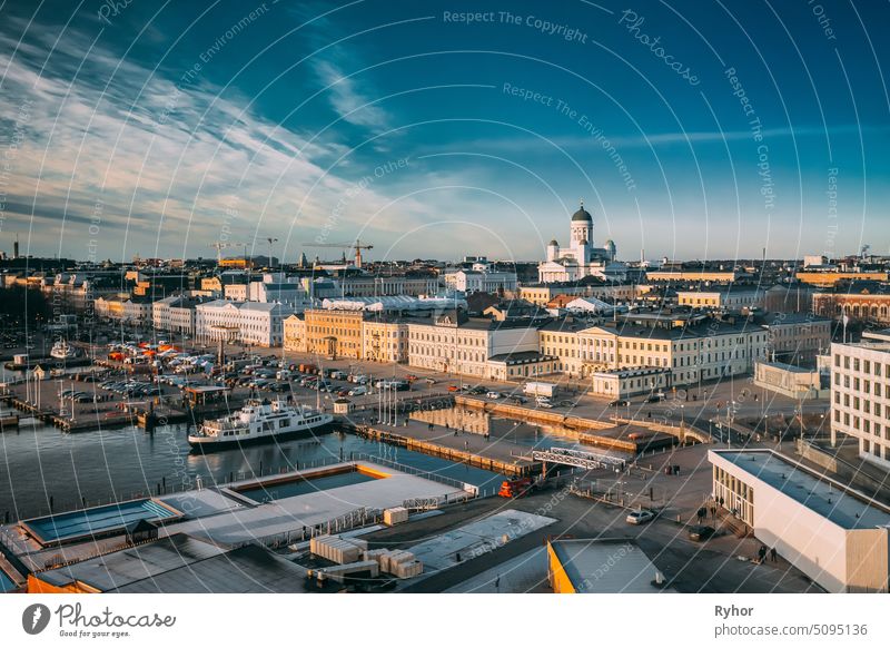 Helsinki, Finnland. Blick von oben auf den Marktplatz, die Straße mit dem Präsidentenpalast und die Kathedrale von Helsinki Ansicht Sightseeing im Freien