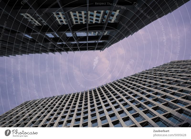 Blick auf das Band des Himmels zwischen zwei Hochhäusern Hochhaus Wolken Fassade modern Architektur architektonisch kühn Gebäude urban abstrakt Bürogebäude