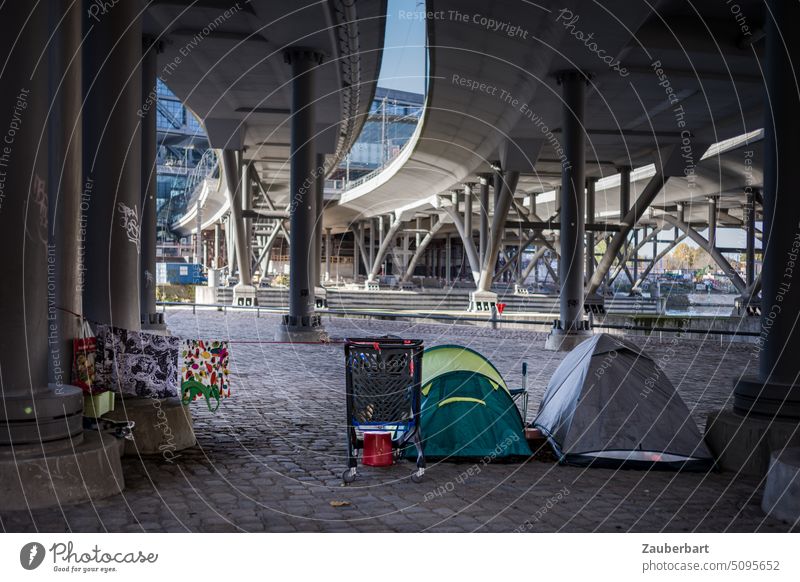 Zelte, ein Einkaufswagen und eine Wäscheleine unter den Trassen des Hauptbahnhofs - Armut in Berlin geflüchtet obdachlos Kälte übernachten Bahn Zuflucht Not