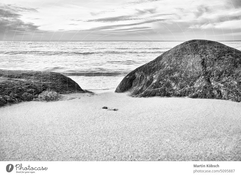 Großer Stein am Sandstrand vor dem Meer mit Wolken am Himmel. Skandinavien Küste Strand niemand Stillleben MEER Steinstrand Ostsee Küstenlandschaft Salzwasser