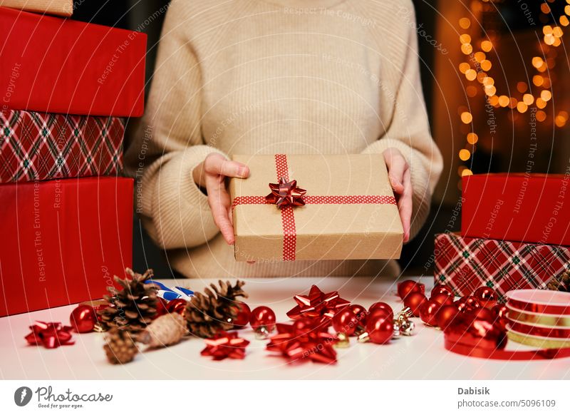 Frau hält Geschenkbox in den Händen. Überraschung für die Winterferien präsentieren Beteiligung Kasten Feiertage Glück Hintergrund Weihnachten Neujahr festlich