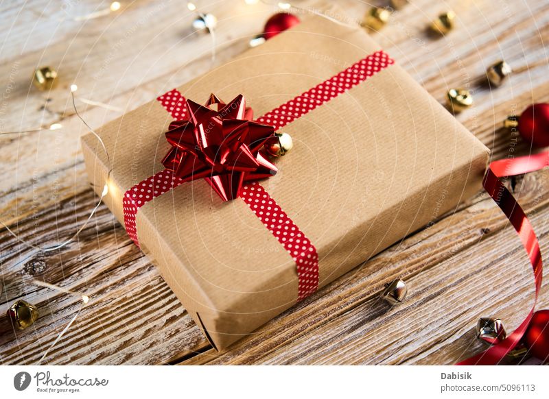 Festliche Geschenkbox auf hölzernem Hintergrund. Geschenk für Urlaub Weihnachten Kasten präsentieren Feiertag Geburtstag festlich Bändchen Verpackung Party