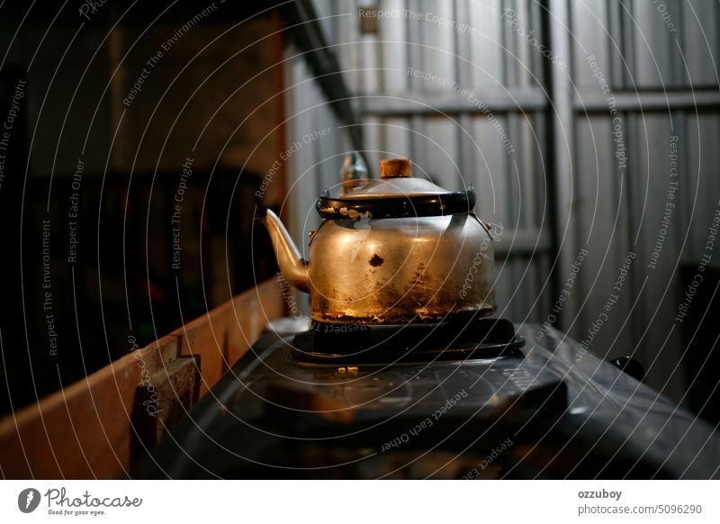Aluminium-Teekessel auf Gasherd Teekanne Wasserkessel alt retro altehrwürdig Topf heiß Metall Herd Küche weiß kochen Handgriff Objekt Hintergrund Getränk