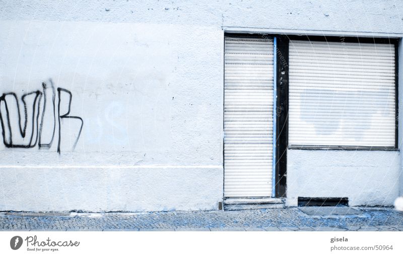 Virus Vergänglichkeit trist Einsamkeit Rollladen Kreuzberg Dämmerung Graffiti verschlossenheit sadness transitoriness loneliness roller-shutter