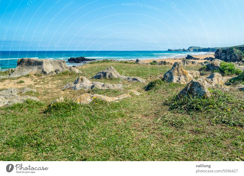 Blick auf die Dünen und den felsigen Strand in Kantabrien, Nordspanien atlantisch costa quebrada Europa liencres Naturpark Liencres-Dünen Spanien Hintergrund