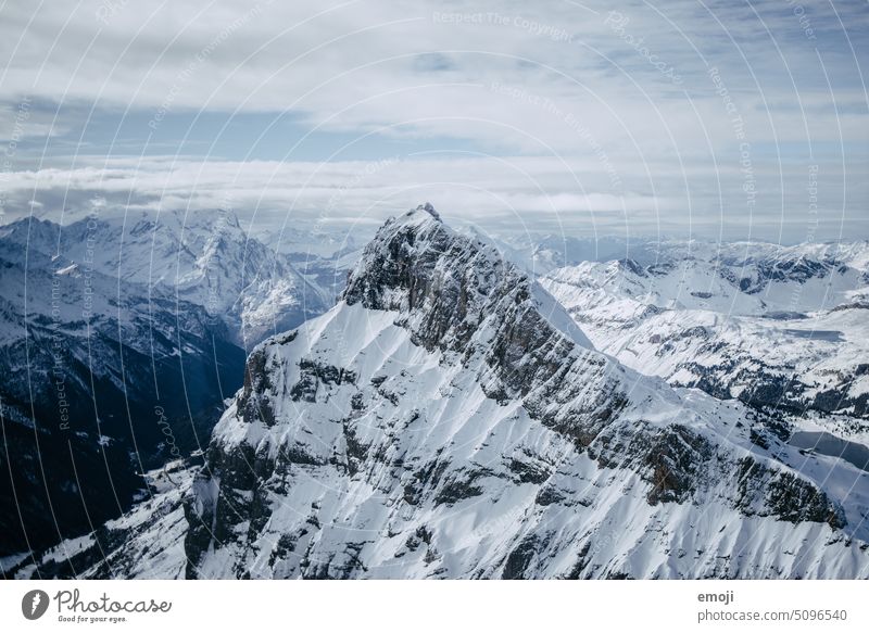 Aussicht vom Titlis auf die verschneiten Schweizer Berge im Winter aussicht titlis berge schweiz tourismus winter schnee eis gletscher blau kalt kühl