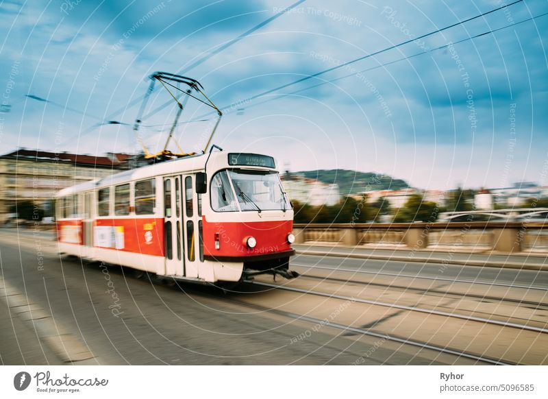 Prag, Tschechische Republik. Öffentliche alte Retro-Straßenbahn bewegt sich auf der Brücke in unscharfer Bewegung Europäer Kapital Stadt verschwommene Bewegung