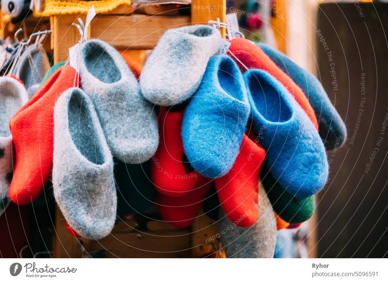 Close View Of Various Colorful European Felt Boots Or Slippers At Winter Christmas Market. Souvenir aus Europa Vitrine Estland schließen altehrwürdig