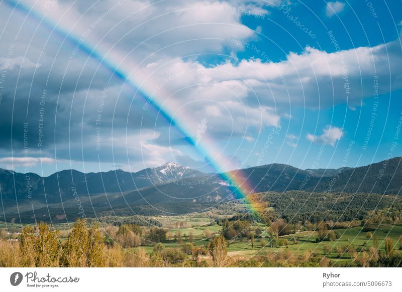 Spanien. Panoramablick auf Pyrenäen Berge Landschaft mit Regenbogen über Wald und Hügeln. Panorama Spanisch Frühling Natur reisen Katalonien wolkig Himmel Szene