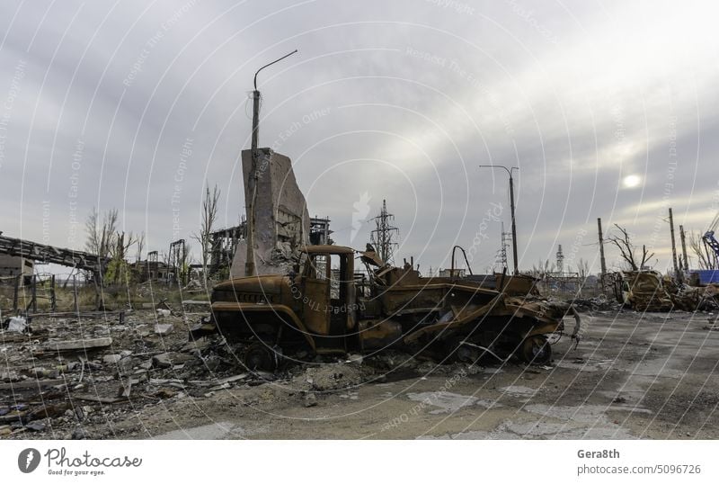 verbrannte Autos und zerstörte Gebäude in der Werkstatt des Azovstal-Werks in Mariupol mariupol Russland Ukraine aussetzen attackieren Filmriss gesprengt