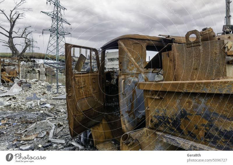 verbrannte Autos und zerstörte Gebäude in der Werkstatt des Azovstal-Werks in Mariupol mariupol Russland Ukraine aussetzen attackieren Filmriss gesprengt