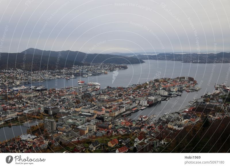 Blick von oben auf die Stadt Bergen in Norwegen Fjord Wasser Natur Landschaft Europa Nordeuropa kühl bewölkt wolkig städtisch Stadtansicht Panorama Horizont Ort