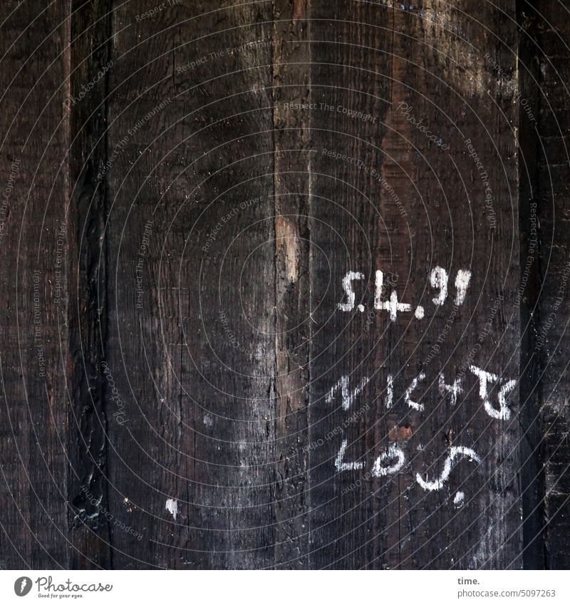Heute vor 33 Jahren: Nichts los. Holzwand Schrift Text Datum Zahlen Buchstaben Jahrestag Schriftzeichen Wort Typographie Wand Jugendkultur Kreativität