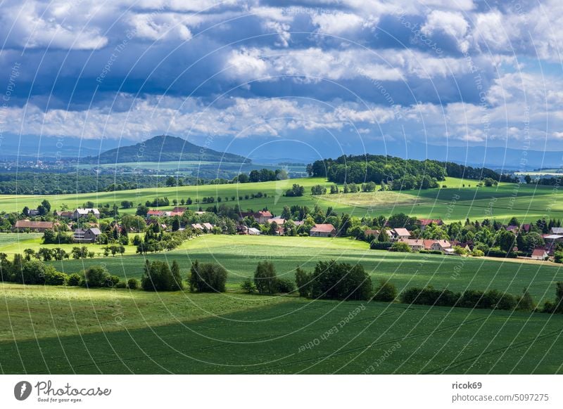 Blick von den Königshainer Bergen auf die Landschaft bei Görlitz Sachsen Wald Baum Natur Oberlausitz Feld Wiese Gras grün Frühling Himmel Wolken blau Urlaub