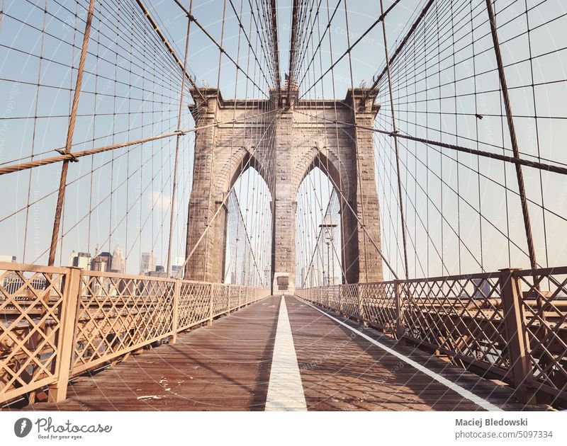 Bild der Brooklyn Bridge, farbig getönt, New York City, USA. Großstadt New York State Stadtbild altehrwürdig retro Ansicht Architektur neu Wahrzeichen reisen