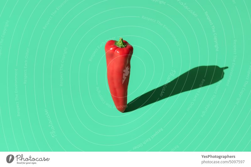 Süßer roter Pfeffer in hellem Licht minimalistisch auf einem grünen Hintergrund oben abstrakt Ackerbau Transparente Peperoni Farbe farbenfroh Textfreiraum Küche
