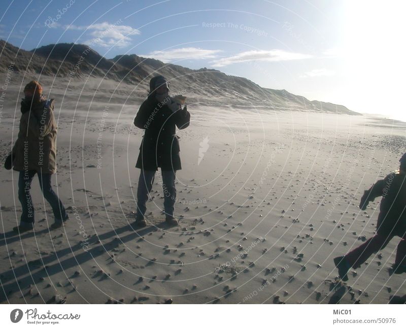 Spaziergang am Meer Winter Strand Frost mutter und kind Dänemark