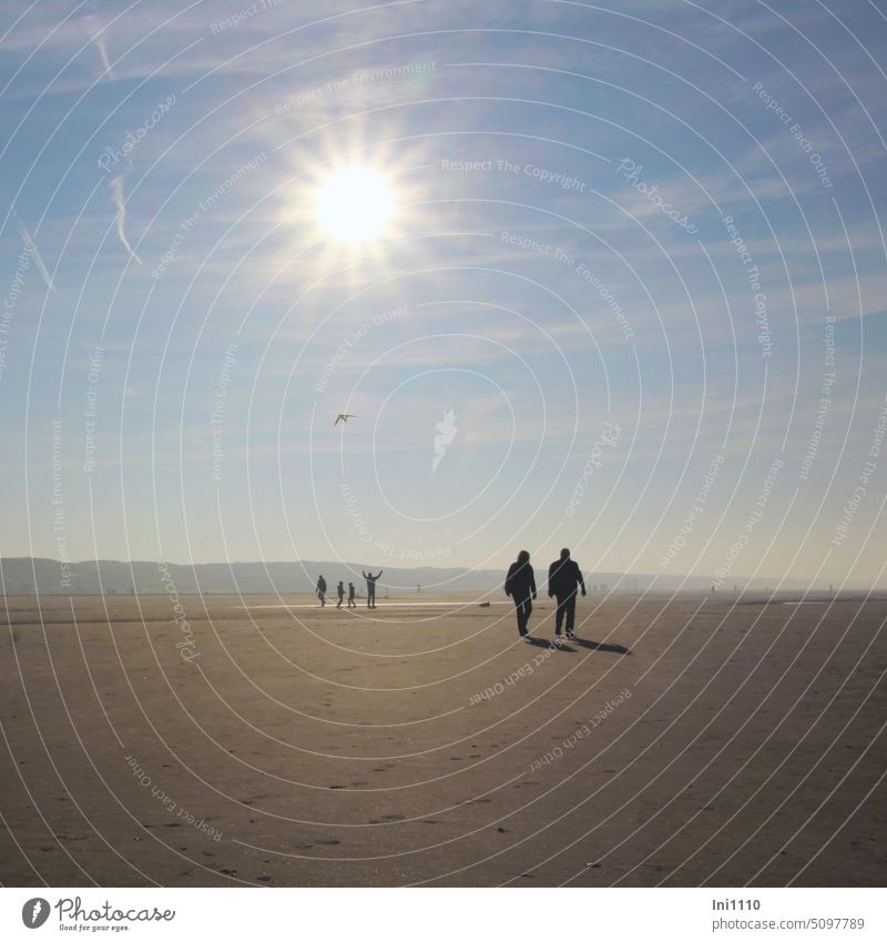 Oktobersonne am Strand Herbst Schönes Wetter Insel Sandstrand Ebbe Spaziergang Menschen Silhouetten Schatten Spuren im Sand Sonne Sonnenstern Drachen
