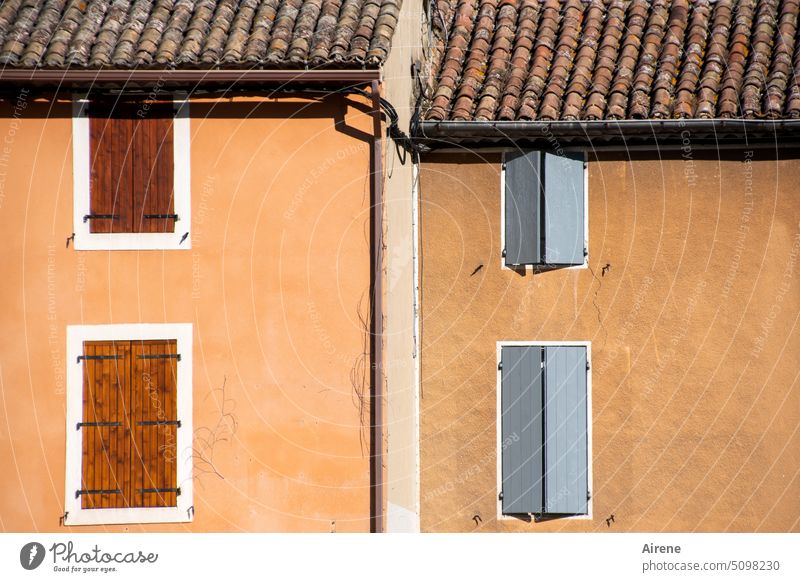 noch vier Türchen... Fenster Fassade geschlossen Fensterladen Haus Siesta farbenfroh Wand Licht freundlich Sonnenlicht mediterran Trennung Unterschied