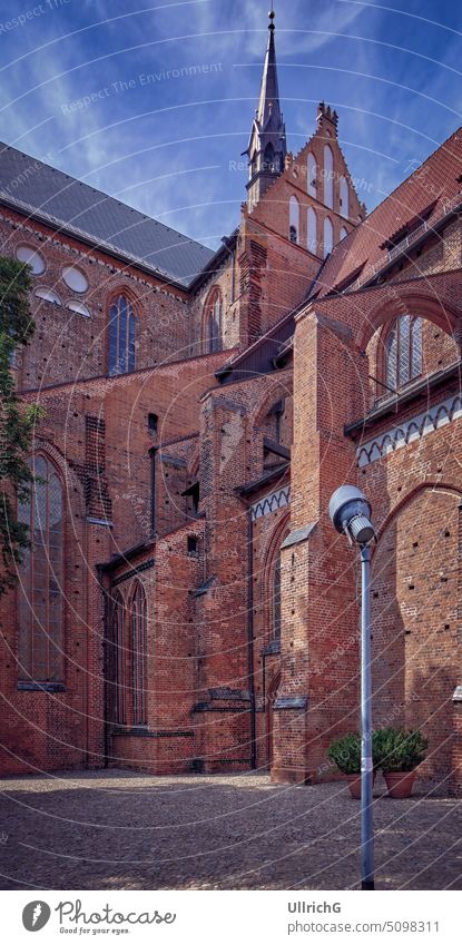 Georgenkirche Wismar, Mecklenburg-Vorpommern, Deutschland Kirche Kathedrale Spitzturm Backsteingotik Sakralbau Architektur Gebäude Einrichtung wiederhergestellt
