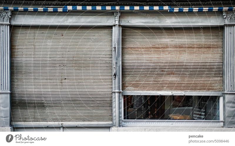 alter laden | 1900 Schaufenster Rolladen geschlossen Gebäude Fassade historisch Stadt urban Verfall einkaufen Geschäft Insolvenz Markise Altbau Fenster