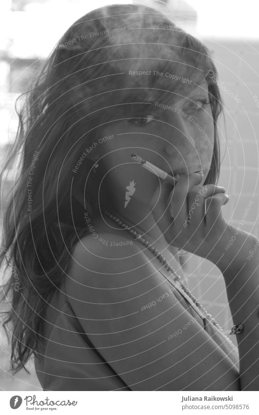Portrait schwarz weiß von einer Frau die raucht Zigarette retro freiheit elegant Rauch schwarz-weiß Abendkleid rauchen Dschungel lange haare hübsch schoen