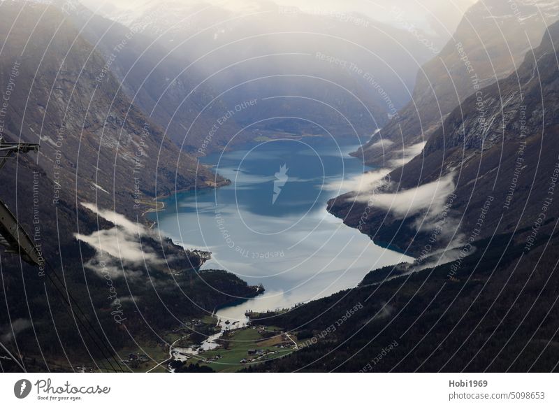 Sonnenstrahlen scheinen in den See Lovatnet bei Loen in Norwegen Fjord Europa Strahl Wasser Nordeuropa schön Berg Wald wolkig bewölkt regnerisch hell bergig