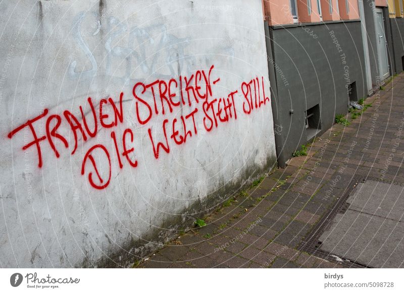 Frauen streiken - die Welt steht still. geschriebenes Graffiti an einer Hauswand Geschlechtergerechtigkeit Bewusstmachung Gleichstellung ungleichbehandlung