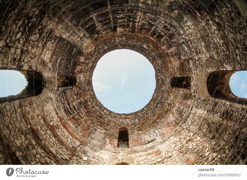 Blick von oben auf eine riesige Kuppel des Diokletianpalastes in Split Palast Zimmerdecke Golfloch Himmel Kroatien diocletianisch Burg oder Schloss Dalmatien