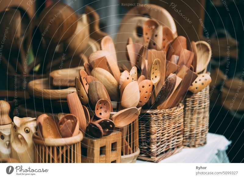 Set von handgefertigten Holzlöffeln in europäischen traditionellen Markt Geschirr Handwerk Öko hölzern Kulisse Küche Europa Löffel Souvenir Bausatz retro